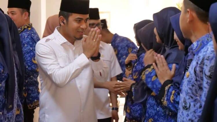 Wakil Wali Kota Solok, Dr. Ramadhani Kirana Putra memberikan ucapan selamat pada pejabat fungsional yang baru dilantik.(Prokomp)