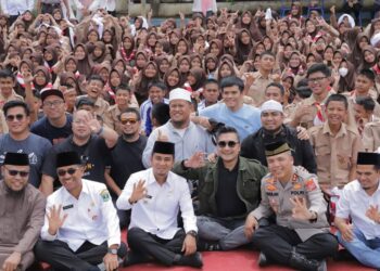 Artis dan Founder Hijrah Fest, Arie Untung bersama Wawako Ramadhani Kirana Putra dan pelajar SMA N 1 Kota Solok.(Prokomp)