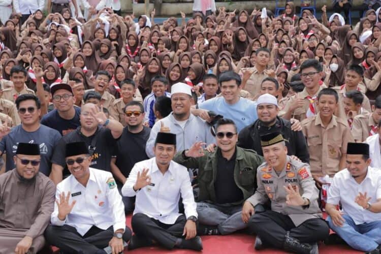 Artis dan Founder Hijrah Fest, Arie Untung bersama Wawako Ramadhani Kirana Putra dan pelajar SMA N 1 Kota Solok.(Prokomp)