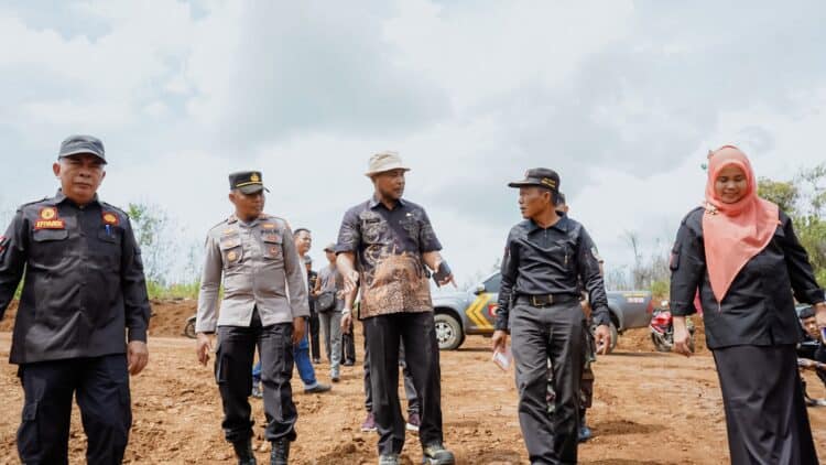 Asisten I Kabupaten Solok, Syahrial bersama Kapolsek dan pihak nagari saat meninjau daerah yang belum jelas kepemilikannya Batara kabupaten Solok dan Tanah Datar di antara Nagari Bukik Kanduang dan Simawang.(Ist)