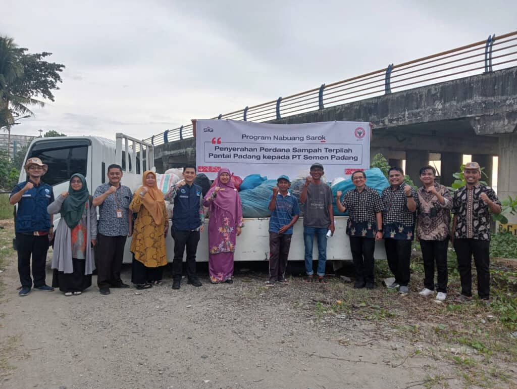 Semen Padang Dukung Nelayan Pantai Purus Bersihkan Laut dari Sampah