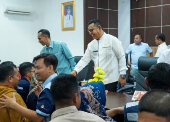 Bupati Solok, H. Epyardi Asda bersama sekda dan jajaran usai melakukan pertemuan bersama puluhan karyawan Aqua Solok yang terkena PHK dari perusahaan.(Ist)