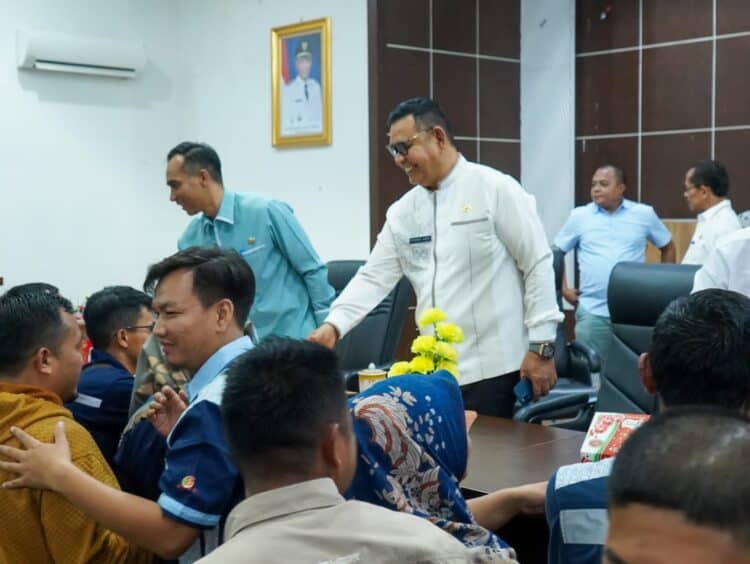 Bupati Solok, H. Epyardi Asda bersama sekda dan jajaran usai melakukan pertemuan bersama puluhan karyawan Aqua Solok yang terkena PHK dari perusahaan.(Ist)