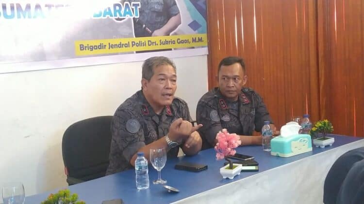 Kepala BNN Provinsi Sumbar, Brigjend Pol Sukria Gaos bersama kepala BNN Kabupaten Solok, AKBP Syaifuddin Anshori saat bersilaturahmi dengan awak media di Kabupaten Solok.(Klikpositif)