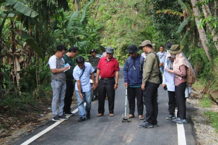 Tim Monev dari Inspektorat dan Dinas PUPR Kabupaten Solok melakukan pemeriksaan terhadap pengerjaan jalan Paninjauan-Kuncir.(Ist)