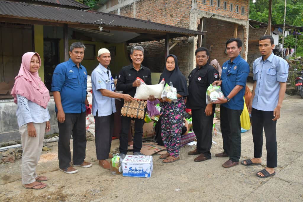 Semen Padang Kirim Bantuan Sembako untuk korban banjir Batu Busuk