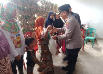 Selain sosialisasi, Kapolres Solok AKBP Apri Wibowo juga memberikan bantuan bagi warga dalam program Jumat Curhat.(Ist)