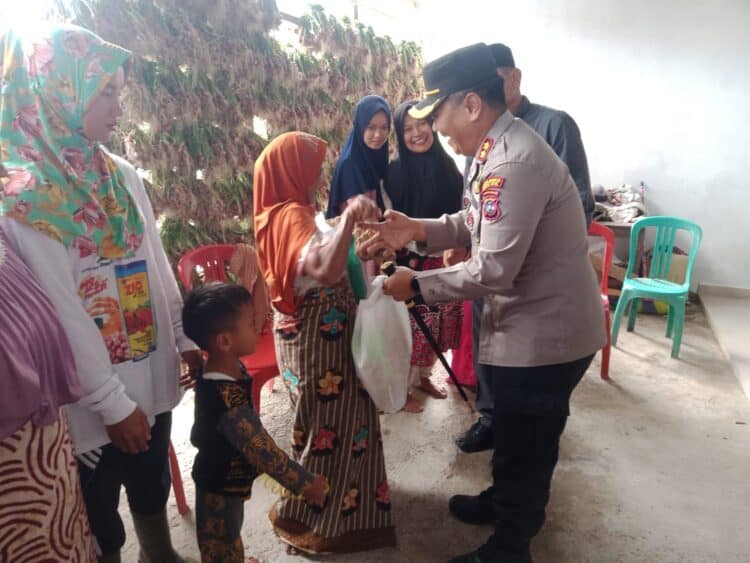 Selain sosialisasi, Kapolres Solok AKBP Apri Wibowo juga memberikan bantuan bagi warga dalam program Jumat Curhat.(Ist)