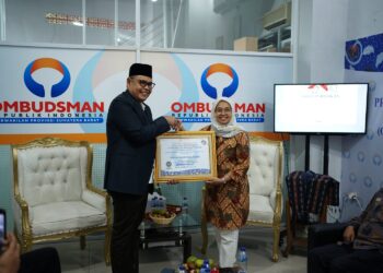 Bersyukur, Bupati Solok H. Epyardi Asda menerima penghargaan dari kepala Ombudsman RI Perwakilan Sumbar.(Ist)