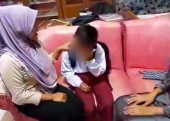 Tangkapan layar video viral terkait pengakuan seorang orang tua yang anaknya diduga telah menjadi korban penculikan di Nagari Cupak, Kabupaten Solok.(Ist)