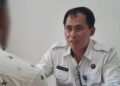 Sub Koordinator Rehabilitasi, Irwan Suhandra saat melakukan screening terhadap klien di kantor BNNK Solok.(Ist)