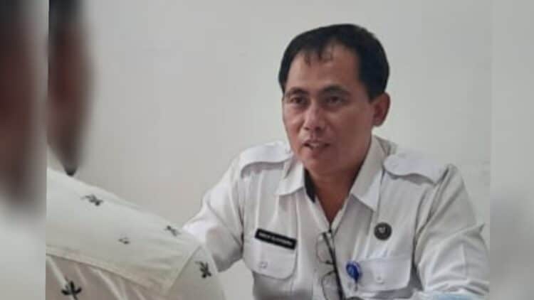 Sub Koordinator Rehabilitasi, Irwan Suhandra saat melakukan screening terhadap klien di kantor BNNK Solok.(Ist)