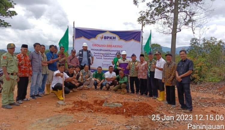 Peletakan batu pertama pembangunan gedung belajar pesantren Kepanduan Hizbul Wathan Muhammadiyah di Nagari Paninjauan. Bantuan itu berasal dari BPKH.(Ist)