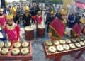 Sejumlah murid SD memainkan talempong sebagai ekstrakurikuler di sekolah mereka di Padang, Sumatra Barat.ANTARA FOTO/Iggoy El Fitra