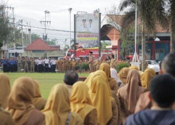 Wakil Wali Kota Solok, Dr. H. Ramadhani Kirana Putra saat memimpin apel perdana 2023 di halaman Balai Kota Solok.(Prokomp)