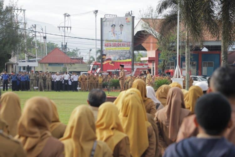 Wakil Wali Kota Solok, Dr. H. Ramadhani Kirana Putra saat memimpin apel perdana 2023 di halaman Balai Kota Solok.(Prokomp)