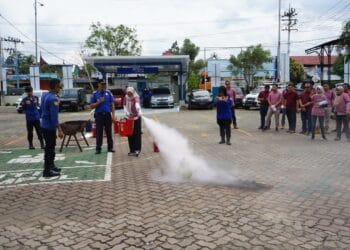 PLN Unit Pelaksana Pelayanan Pelanggan (UP3) Solok bersama Dinas Pemadam Kebakaran Kota Solok gelar demonstrasi pemadaman kebakaran (Ist)