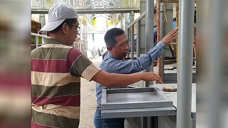Anggota DPRD Kota Solok, Deni Nofri Pudung saat meninjau langsung kondisi pembangunan koridor dan peti jualan pedagang di areal Pasar Raya Solok.(Ist)
