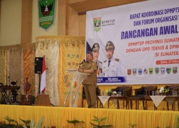 Wali Kota Solok, H. Zul Elfian Umar saat menyampaikan sambutan dalam rapat koordinasi DPMPTSP se-Sumatra Barat di Kota Solok.(prokomp)