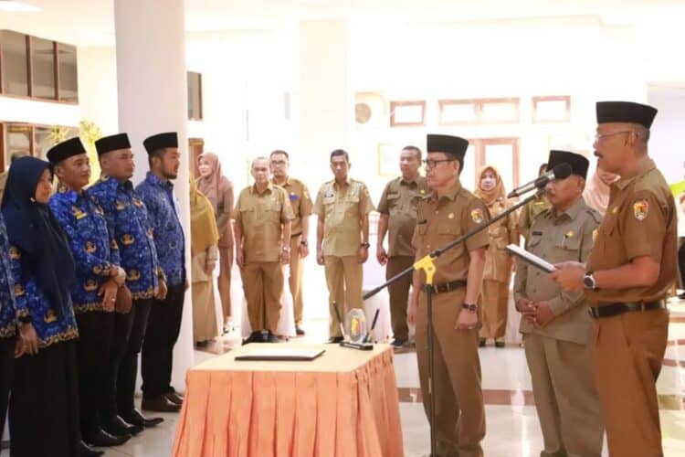 Sekda Kota Solok, Syaiful melantik 50 orang pejabat fungsional hasil penyetaraan.(Prokomp)