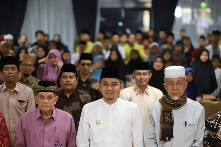 Wakil Wali Kota Solok, Dr. Ramadhani Kirana Putra bersama para peserta TC Kafilah MTQ Kota Solok di Hotel Premiere.(Prokomp)