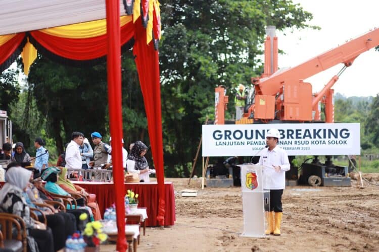 Wakil Wali Kota Solok, Dr. Ramadhani Kirana Putra membuka acara peletakan batu pertama lanjutan pembangunan RSUD Kota Solok.(Prokomp)