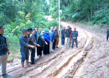 Bupati Epyardi Asda, anggota DPRD Athari Gauti Ardhi dan masyarakat menunjukkan lokasi jalan yang rusak dan berlumpur di Nagari Garabak Data.(Ist)