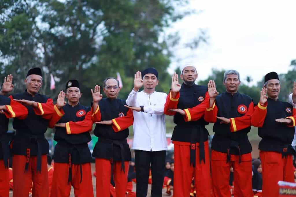 Wakil Wali Kota Solok, Dr. Ramadhani Kirana Putra bersama Ketua Tapak Suci Sumbar, Ustaz Jel Fathullah bersama pendekar saat pembukaan UKT Akbar Tapak Suci di Az-Zikra Kota Solok.(Prokomp)