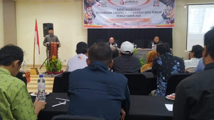 Plh. Ketua Bawaslu Kota Solok, Rafiqul Amin saat membuka rapat koordinasi pemutakhiran data pemilih pemilu 2024 di Hotel Taufina.(Klikpositif)