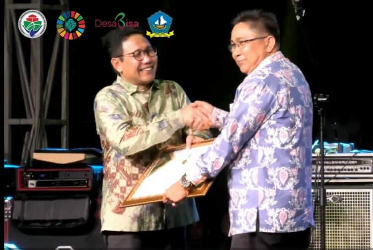 Bupati Solok, H. Epyardi Asda diwakili staf ahli Mulyadi Marcos menerima penghargaan dari Mentri Desa PDTT, Abdul Halim di Bintan, Kepulauan Riau.(Ist)