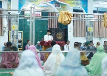 Wakil Wali Kota Solok, Dr. Ramadhani Kirana Putra memberikan sambutan dalam peringatan Isra Mikraj di Masjid Nurul Falah Tanjung Paku.(Prokomp)
