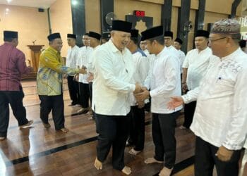 Wali Kota Solok, H. Zul ELfian memberikan selamat terhadap badan pengelola Masjid Agung periode 2022-2025.(Prokomp)