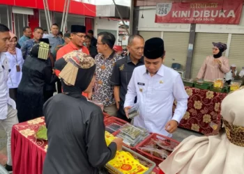 Wawako Solok, Ramadhani Kirana Putra berbelanja produk UMKM di Pusat Jajanan Subuh Al Barokah di depan NC Plaza.(Ist)