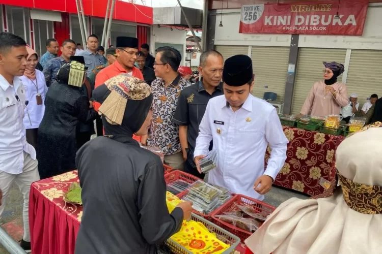 Wawako Solok, Ramadhani Kirana Putra berbelanja produk UMKM di Pusat Jajanan Subuh Al Barokah di depan NC Plaza.(Ist)