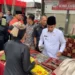 Wawako Solok, Ramadhani Kirana Putra berbelanja produk UMKM di Pusat Jajanan Subuh Al Barokah di depan NC Plaza.(Ist)