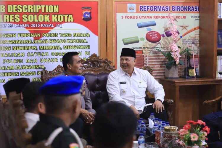 Wali Kota Solok, H. Zul Elfian Umar bersama Wakapolres Solok Kota, Kompol Joni Darmawan dan jajaran jelang apel Operasi Keselamatan Singgalang 2023.(Prokomp)