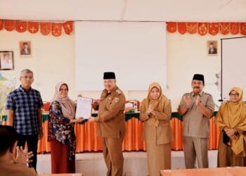 Penyerahan Masjid Raudahtul Ilmi dari Yayasan Darianis Yatim melalui Pemko Solok kepada pihak SMPN 5 Kota Solok.(Prokomp)