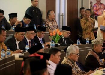 Wako Solok, H. Zul Elfian Umar bersama kepala daerah di Sumbar menghadiri sidang paripurna peringatan hari jadi ke-74 Kabupaten Sijunjung.(Prokomp)