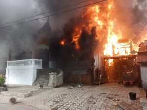 Belasan unit rumah dilaporkan hangus terbakar di Jorong Pamujan, Nagari Kinari, Kabupaten Solok, Minggu (12/2/2023). Tiga rumah yang terbakar merupakan Rumah Gadang, sementara sisanya rumah semi permanen.