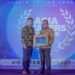 Bupati Solok, Capt. H. Epyardi Asda, M.Mar menerima penghargaan pada malam Asia Leaders Awards di Bali.(Ist)