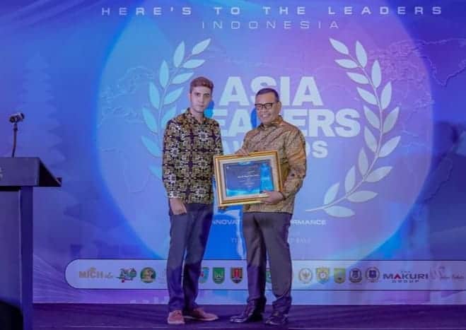 Bupati Solok, Capt. H. Epyardi Asda, M.Mar menerima penghargaan pada malam Asia Leaders Awards di Bali.(Ist)