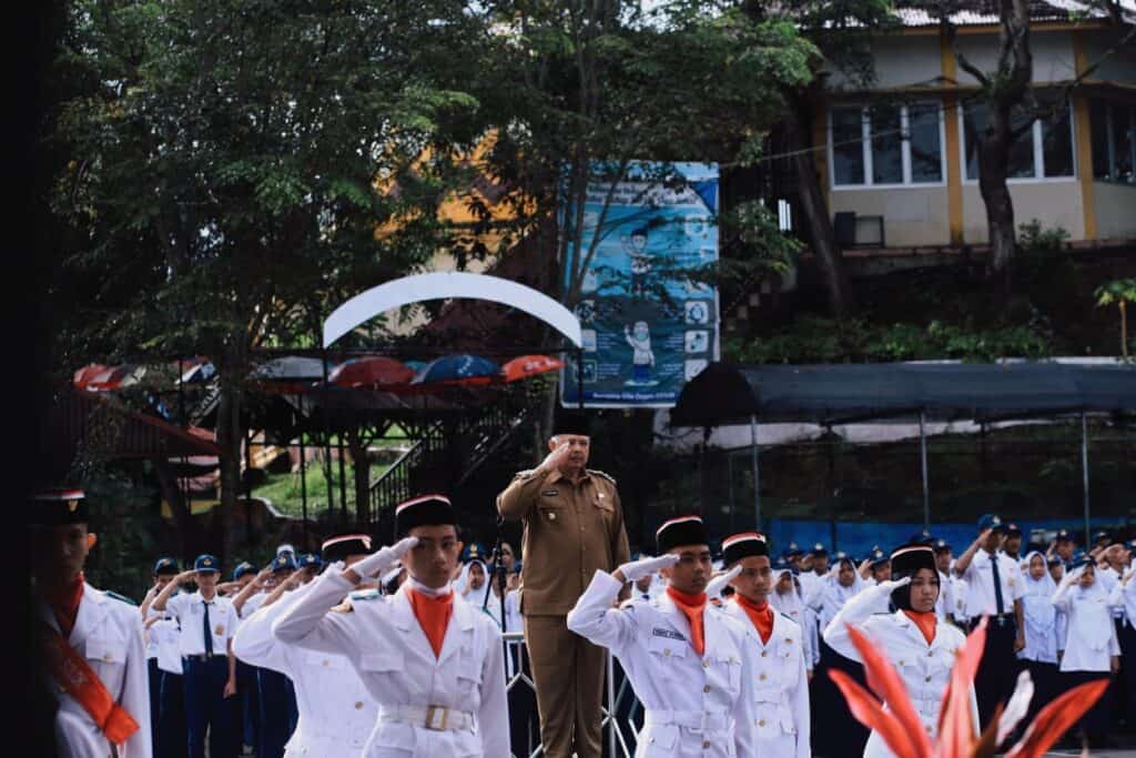 Hormat bendera, Wali Kota Solok, H. Zul Elfian Umar saat menjadi inspektur upacara di SMPN 5 Kota Solok.(Prokomp)