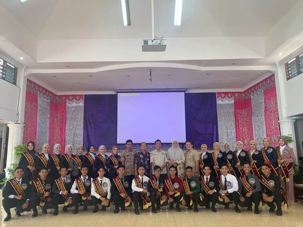 Foto bersama Finalis Uda Uni Kota Padang 2023 dengan Plt Kepala Dinas Pariwisata Kota Padang Arfian