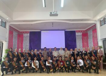 Foto bersama Finalis Uda Uni Kota Padang 2023 dengan Plt Kepala Dinas Pariwisata Kota Padang Arfian