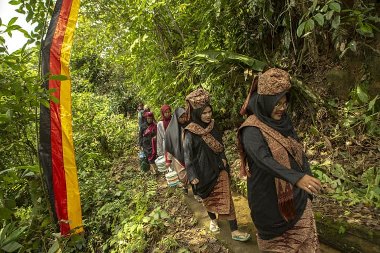 Iring-iringan warga pada acara Bakawua di Nagari Ampalu