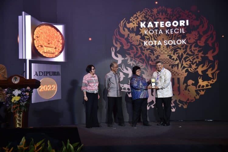 Wali Kota Solok, H. Zul Elfian Umar (kanan) saat menerima trophy Adipura dari Mentri LHK, Siti Nurbaya.(Prokomp)