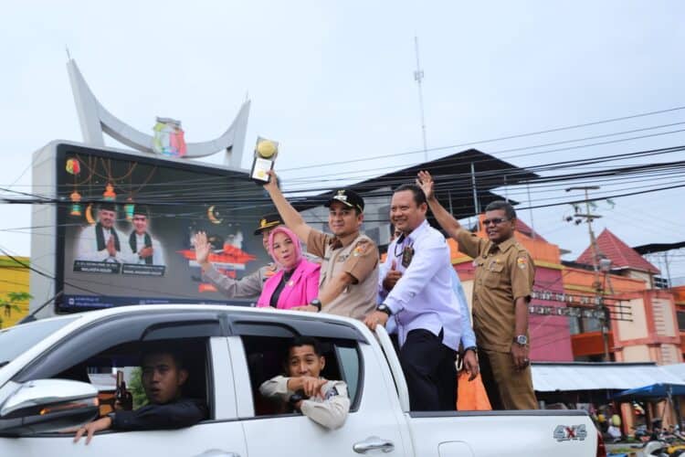 Wakil Wali Kota Solok, Ramadhani Kirana Putra memimpin Arak-arakan piala Adipura keliling Kota Solok.(Prokomp)