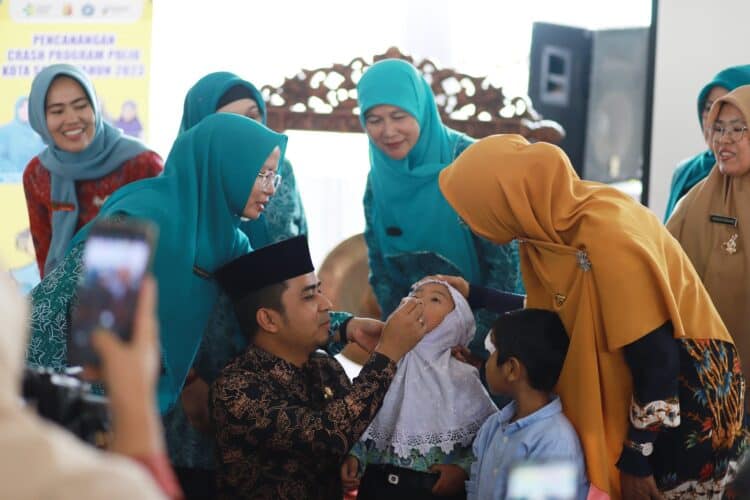 Wawako Ramadhani Kirana Putra memberikan imunisasi polio secara simbolis pada anak dalam Bulan Bakti Dasawisma Tahun 2023 di Kota Solok.(Prokomp)