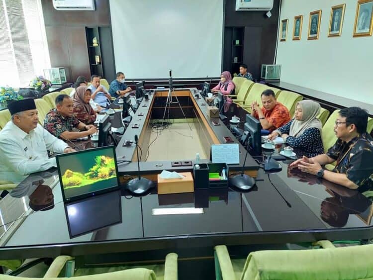 Wako Solok, H. Zul Elfian Umar saat audiensi dengan kepala dan jajaran BWS Sumatra V di Kota Padang.(Prokomp)