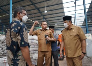 Wali Kota Solok, H. Zul Elfian dan rombongan meninjau pabrik pengolahan sampah menjadi BBJP di Kota Cilegon.(Prokomp)